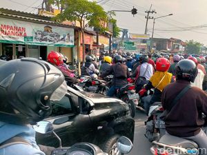 Hari Pertama Kerja Arus Lalin di 2 Jembatan Ngelom Macet Parah, Polisi ke Mana? Hari Pertama Kerja Arus Lalin di 2 Jembatan Ngelom Macet Parah, Polisi ke Mana?