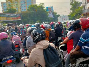 Arus Lalin Ngelom Sepanjang Kembai Macet gegara Banjir: Nggak Mlaku Blas! Arus Lalin Ngelom Sepanjang Kembai Macet gegara Banjir: Nggak Mlaku Blas!