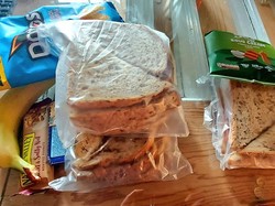 Banjir Pujian! Ibu Ini Bawakan Bekal untuk Teman Anaknya yang Kelaparan