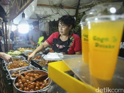Berburu Takjil di Depan Stasiun Sudirman
