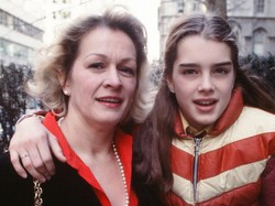 Brooke Shields Sebut Ibunda Tak Pernah Kencan Gegara Dirinya