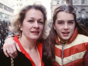 Brooke Shields Sebut Ibunda Tak Pernah Kencan Gegara Dirinya Brooke Shields Sebut Ibunda Tak Pernah Kencan Gegara Dirinya