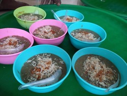 Setiap Hari, Masjid di Bali Bagikan 1.000 Porsi Bubur Buat Berbuka