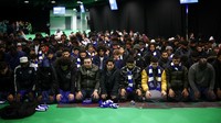 Usai melakukan buka puasa bersama, peserta melakukan salat magrib di Stadion Stamford Bridge.