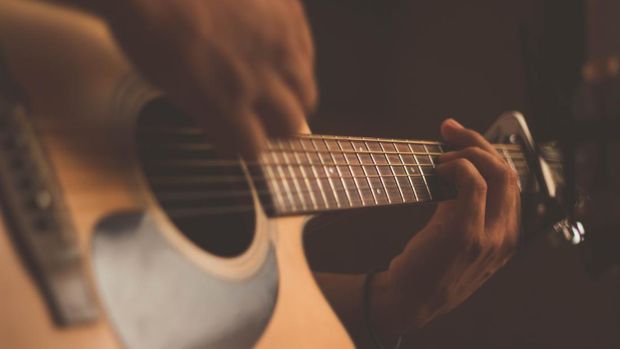 Ilustrasi chord dan lirik lagu.