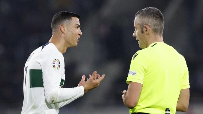 Soccer Football - UEFA Euro 2024 Qualifiers - Group J - Luxembourg v Portugal - Luxembourg Stadium, Luxembourg City, Luxembourg - March 26, 2023 Portugals Cristiano Ronaldo remonstrates with referee Radu Marian Petrescu REUTERS/Piroschka Van De Wouw