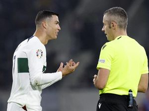 Duh, Diving Ronaldo Berbuah Kartu Kuning Duh, Diving Ronaldo Berbuah Kartu Kuning