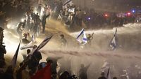 Demonstran dan Polisi Bentrok Buntut Pemecatan Menhan Israel