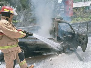 Pikap Terbakar Usai Isi BBM di Jonggol, Sopir Terluka