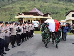 Jenazah Anggota TNI-Polri Korban KKB Dipulangkan ke Kampung Halaman