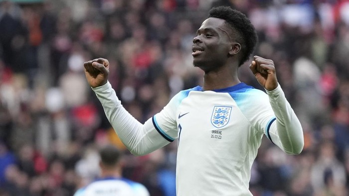 Englands Bukayo Saka celebrates after scoring his sides second goal during the Euro 2024 group C qualifying soccer match between England and Ukraine at Wembley Stadium in London, Sunday, March 26, 2023. (AP Photo/Alastair Grant)