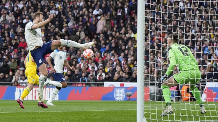 Englands Harry Kane, left, makes an attempt to score past Ukraines goalkeeper Anatoliy Trubin during the Euro 2024 group C qualifying soccer match between England and Ukraine at Wembley Stadium in London, Sunday, March 26, 2023. (AP Photo/Alastair Grant)