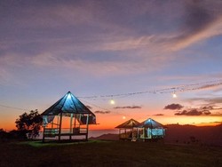 Gunung Gareng, Spot Ngabuburit dengan Sunset Cantik di Blitar Selatan