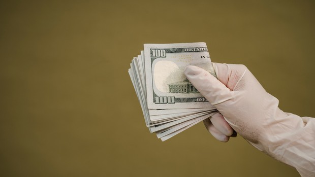 Ilustrasi memberikan sebagian uang THR untuk sesama/Foto: Pexels.com/Sora Shimazaki cara kelola uang THR adalah dengan bersedekah