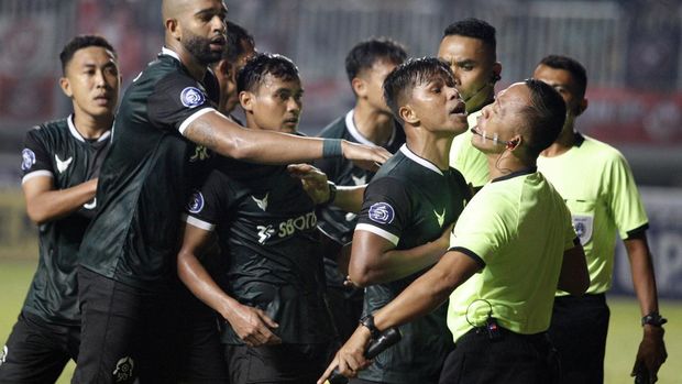 ilustrasi Wasit Liga 1 Sejumlah pesepak bola Persikabo 1973 memprotes keputusan wasit saat melawan PSM Makassaar dalam lanjutan BRI Liga 1 di Stadion Pakansari, Kabupaten Bogor, Jawa Barat, Kamis (9/3/2023). Persikabo 1973 dikalahkan PSM Makassar dengan skor 0-1. ANTARA FOTO/Yulius Satria Wijaya/aww.