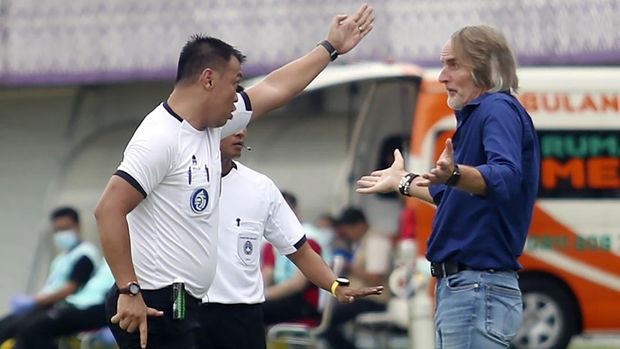 Wasit Muhammad Khisfan (kiri) bersitegang dengan Pelatih Kepala Dewa United Johannes Hendrikus Olde Riekerinik (tengah) yang dianggap menganggu jalannya pertandingan  saat melawan Borneo FC pada lanjutan BRI Liga 1 di Stadion Indomilk Arena, Tangerang, Banten, Rabu (8/2/2023). Dewa United mengalahkan Borneo FC 1-0. ANTARA FOTO/Muhammad Iqbal/tom.