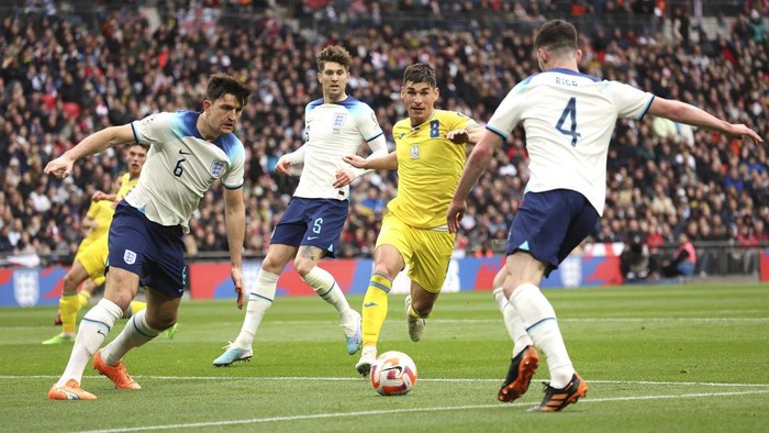 Inggris Tumbangkan Ukraina di Kualifikasi Euro 2024 Ukraine's Ruslan Malinovskyi, center, compete for the ball with England's Harry Maguire, left, and England's Declan Rice during the Euro 2024 group C qualifying soccer match between England and Ukraine at Wembley Stadium in London, Sunday, March 26, 2023.(AP Photo/Ian Walton)