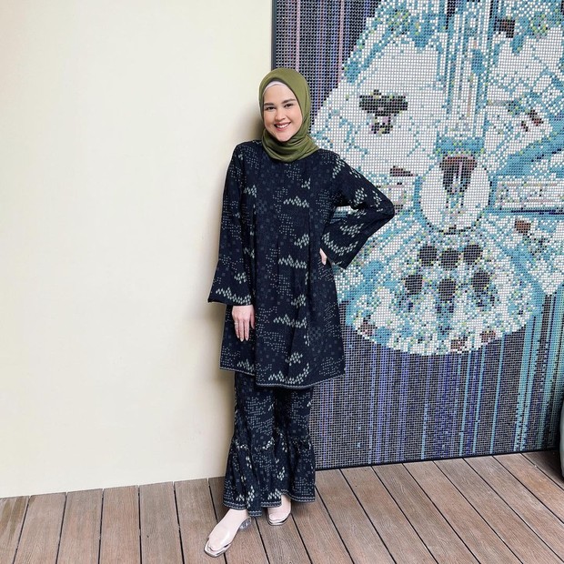 Inspirasi OOTD hijab untuk lebaran ala pemain sinetron lawas Arti Sahabat, Cut Meyriska/instagram/cutratumeyriska Potret Cut Meyriska dalam balutan one set tunik yang terlihat elegan.