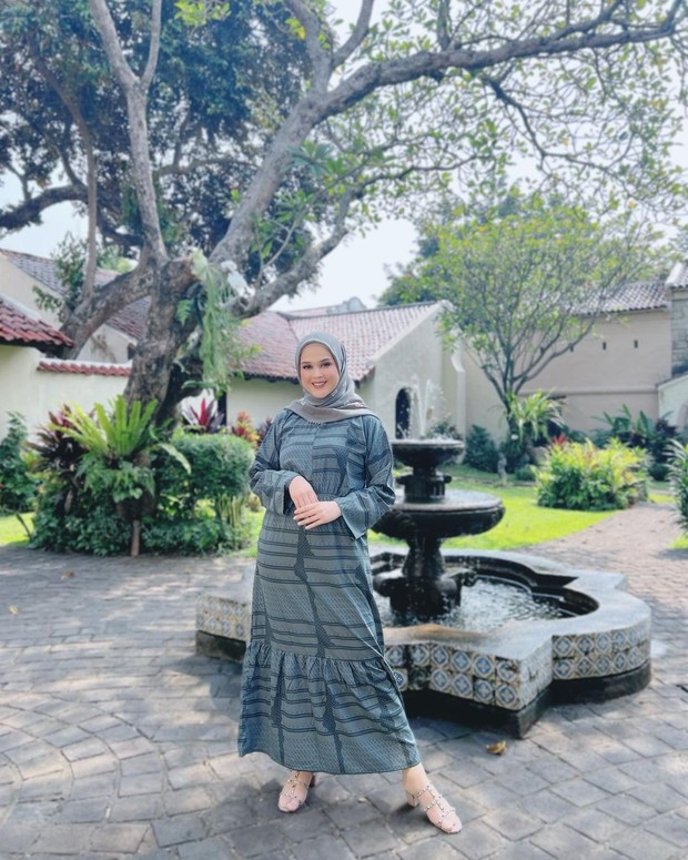 Inspirasi OOTD hijab untuk lebaran ala pemain sinetron lawas Arti Sahabat, Cut Meyriska/instagram/cutratumeyriska Potret Cut Meyriska dalam balutan dress bermotif yang elegan.