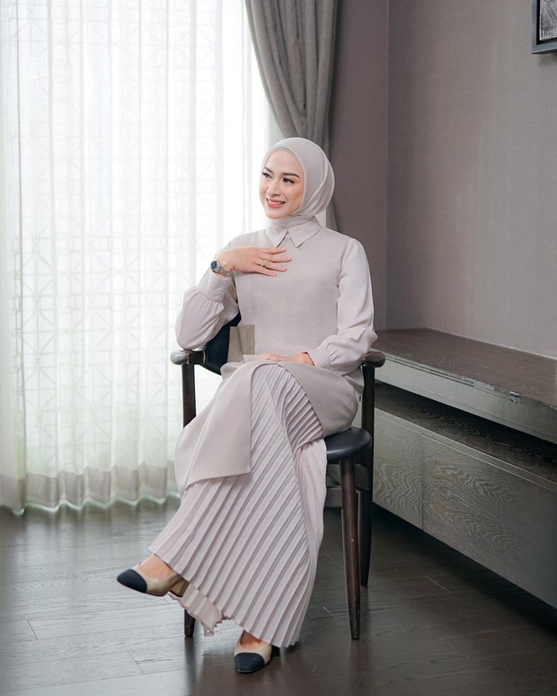 Inspirasi OOTD hijab untuk lebaran ala pemain sinetron lawas Arti Sahabat, Nina Zatulini/instagram/ninazatulini22 Potret Nina Zatulini dalam balutan dress yang menawan.