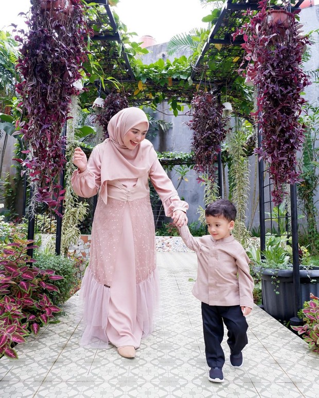 Inspirasi OOTD hijab untuk lebaran ala pemain sinetron lawas Arti Sahabat, Vebby Palwinta/instagram/vebbypalwinta Potret Vebby Palwinta dalam balutan dress bumil yang cantik.