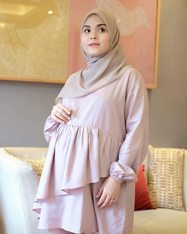 Inspirasi OOTD hijab untuk lebaran ala pemain sinetron lawas Arti Sahabat, Vebby Palwinta/instagram/vebbypalwinta Potret Vebby Palwinta dalam balutan tunik yang menawan.