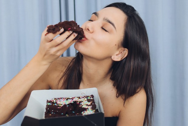 Kalap memakan semua jenis makanan saat berbuka puasa bisa menjadi penyebab berat badan naik