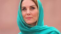 9 Foto Cantiknya Kate Middleton Saat Bergaya Pakai Kerudung
