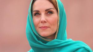 9 Foto Cantiknya Kate Middleton Saat Bergaya Pakai Kerudung