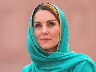 9 Foto Cantiknya Kate Middleton Saat Bergaya Pakai Kerudung