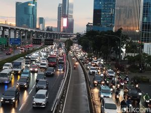 Jl Gatot Subroto Arah Cawang Macet, Warga Harap WFH Selama Ramadan
