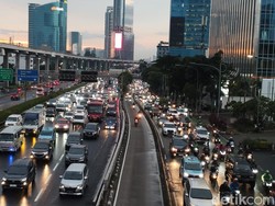 Jl Gatot Subroto Arah Cawang Macet, Warga Harap WFH Selama Ramadan