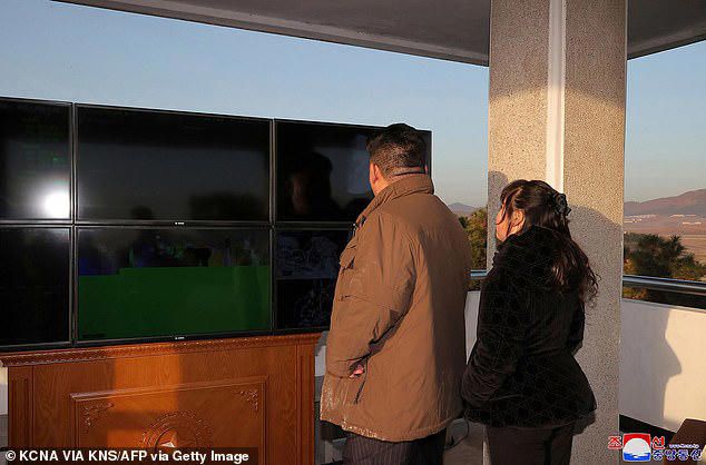Kim Jong Un dan Kim Ju Ae