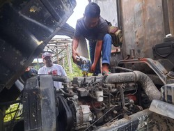 Relawan Ganjar Beri Bantuan Oli Gratis ke Sopir Truk