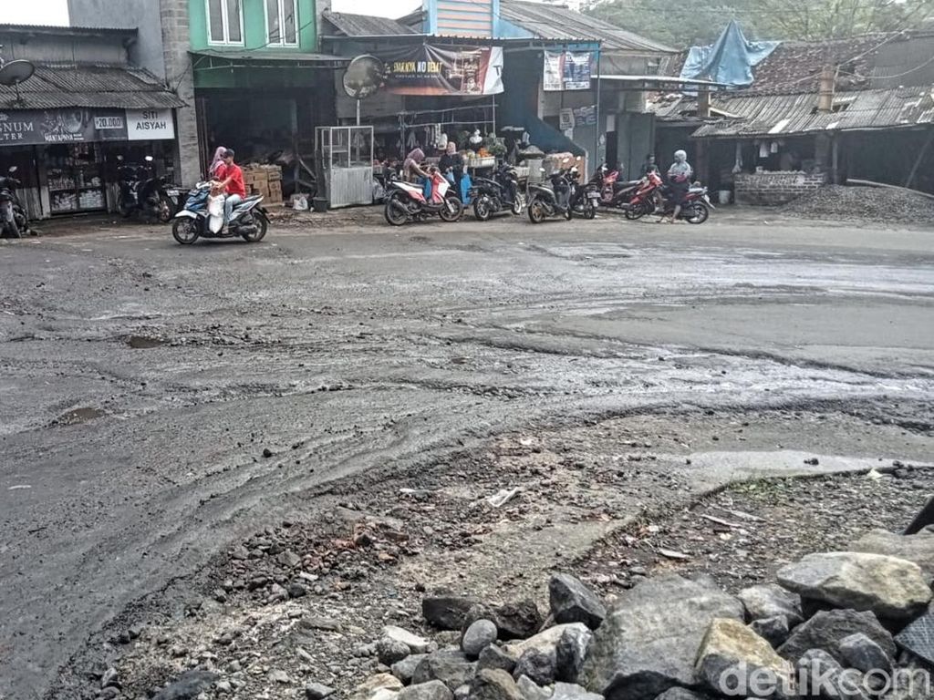Bahayanya Kendaraan Lintasi Jalan Rusak di Pasirsuren Sukabumi