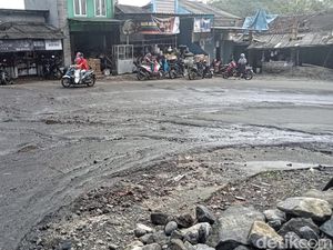 Bahayanya Kendaraan Lintasi Jalan Rusak di Pasirsuren Sukabumi Bahayanya Kendaraan Lintasi Jalan Rusak di Pasirsuren Sukabumi