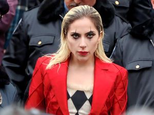 7 Penampilan Perdana Lady Gaga Jadi Harley Quinn, Pakai Jaket Merah