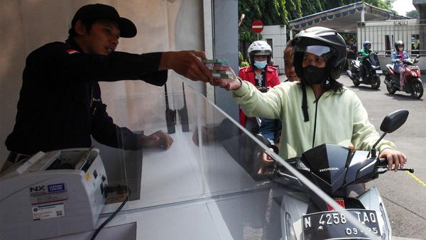 Lebaran Masih Lama, Tukar Uang buat THR Sudah Antre