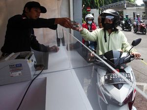 Lebaran Masih Lama, Tukar Uang buat THR Sudah Antre