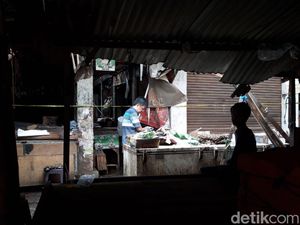 Pedagang Pasar Kemiri Depok Cari Sisa Barang Berharga Usai Kebakaran
