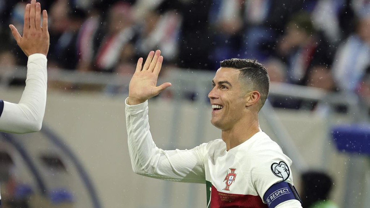 Cristiano Ronaldo mengkalim dirinya terbaik dunia. (Foto: AP/Olivier Matthys)