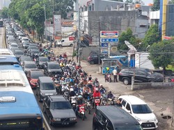 Lalin di Duren Tiga Arah Kuningan Jaksel Macet Pagi Ini