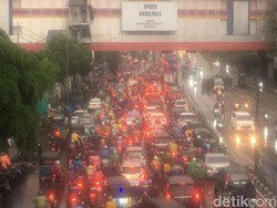 Hujan di Jam Pulang Kerja, Lalin Pasar Senen Arah Matraman Macet
