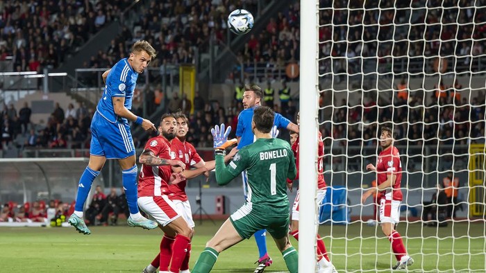 Italys Mateo Retegui, left, scores his sides opening goal during the Euro 2024 group C qualifying soccer match between Malta and Italy at the National stadium in Ta Qali, near Valletta, Malta, Sunday, March 26, 2023. (AP Photo/Rene Rossignaud)
