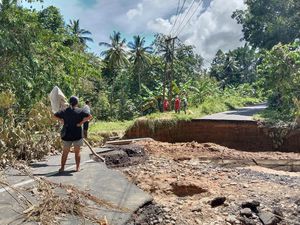 Pria di Manado Tewas Usai Motornya Terjun ke Jalan Amblas