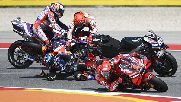 Ngeri! Begini Momen Marquez Tabrak Oliveira di MotoGP Portugal
