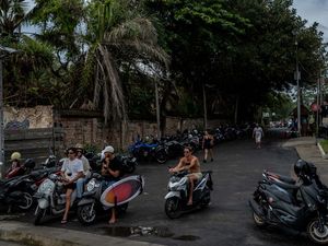 Bule Tiru Warga Lokal, Tantowi Yahya: Hukum Harus Adil Bule Tiru Warga Lokal, Tantowi Yahya: Hukum Harus Adil