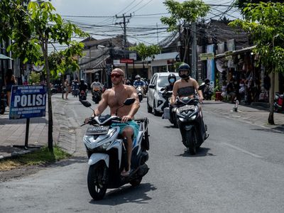 Masih Banyak Bule Hilir Mudik Naik Motor di Bali, Nih Foto-fotonya