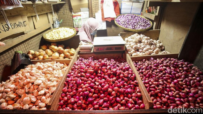 Meski Sudah Impor, Harga Bawang Tetap Melonjak Naik Harga bawang putih mulai naik di permulaan bulan puasa. Untuk persiapan peningkatan yang makin tinggi, pemerintah impor 80.000 ton bawang putih dari China dan India.