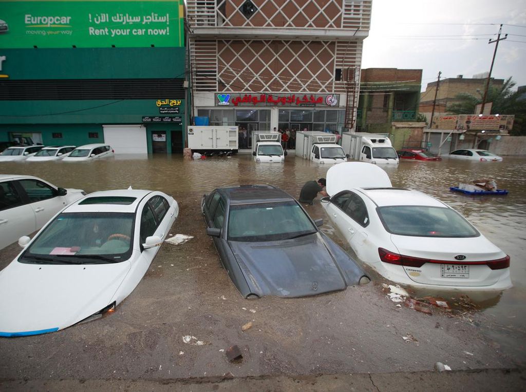 Mobil-mobil Ini Jadi Korban Banjir di Irak Mobil-mobil Ini Jadi Korban Banjir di Irak